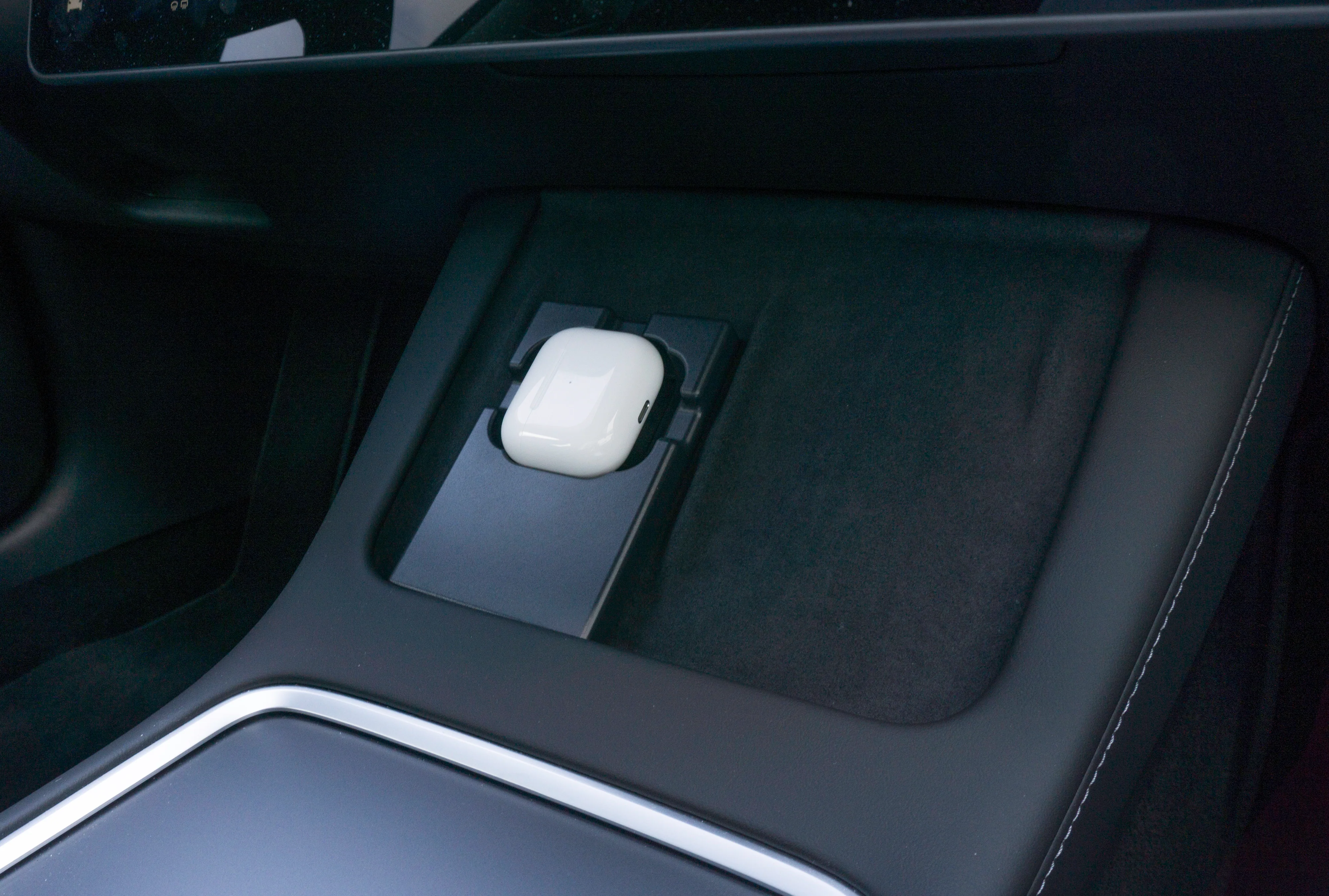 AirPod-Houder voor Tesla: Draadloos Opladen tijdens Rijden - Duurzaam & Universeel - Image 4