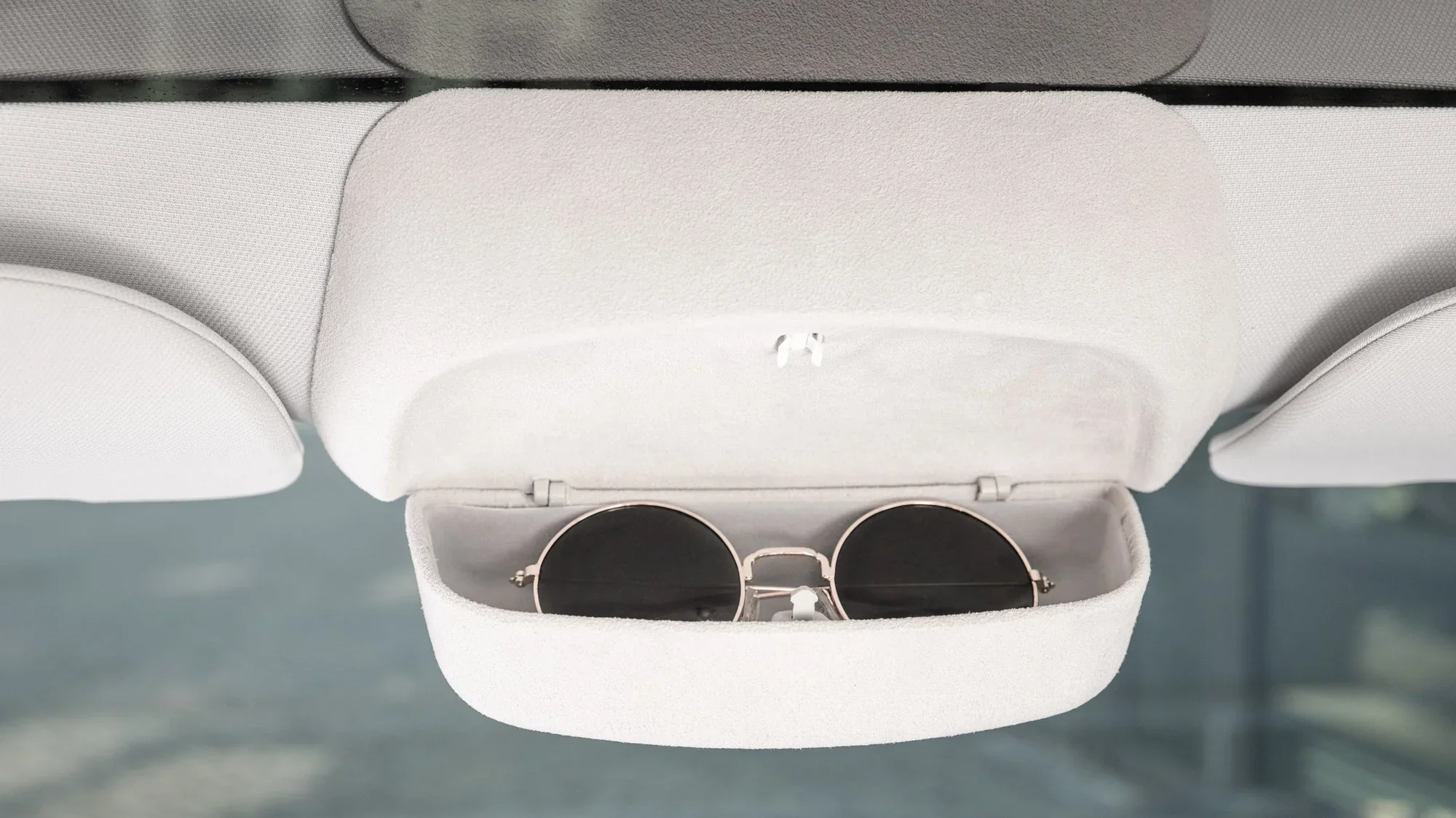 Robuuste Brillenkoker voor Dakinterieur Tesla Model Y - Premium Auto Accessoires in Nederland en België - Image 3