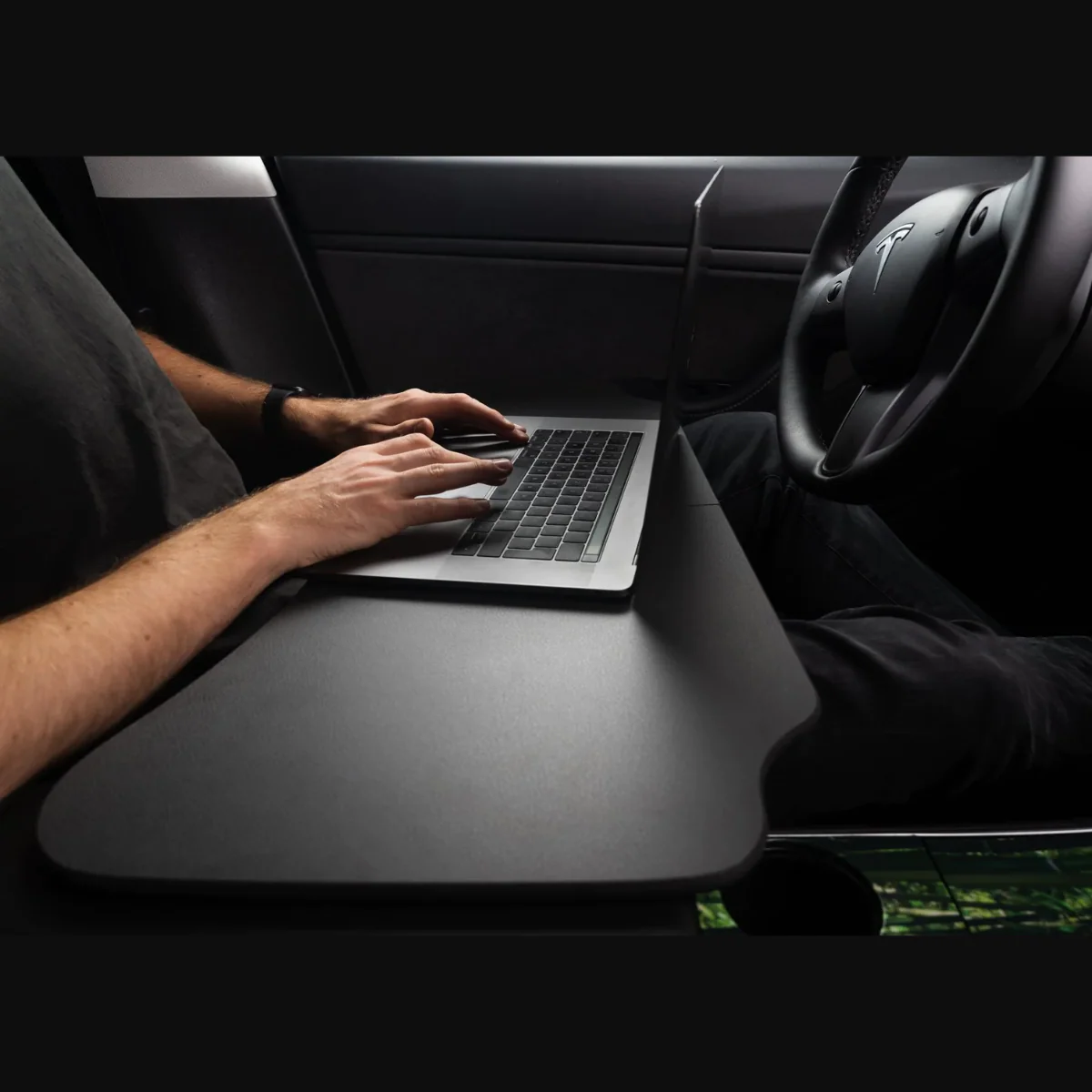 Tesla Model 3 Stuurtafel: Jouw Luxe Mobiele Werktafel en Laptophouder voor Onderweg!