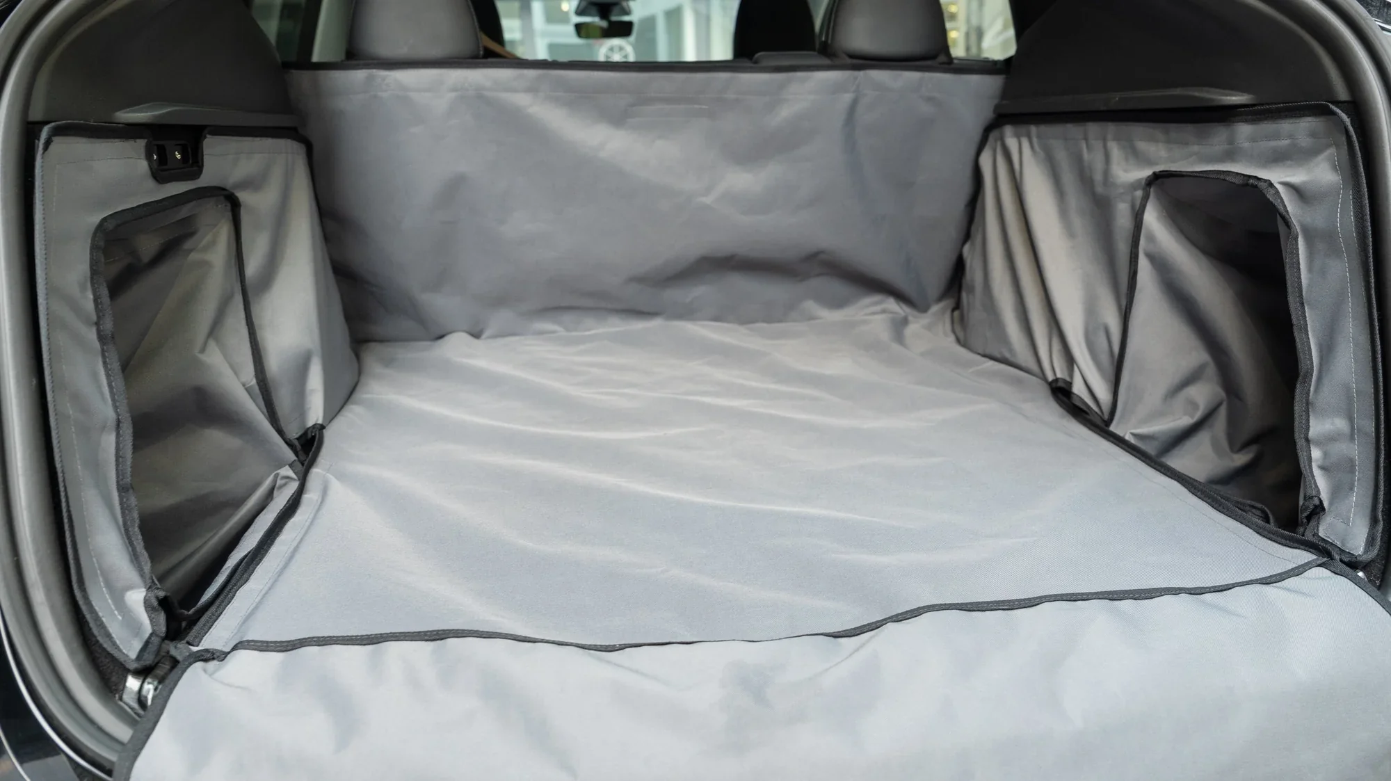 Tesla Model Y Kofferbakbeschermer: Bescherming Honden & Lading | PVC | Op Maat Gemaakt 🚗🐾 - Image 3