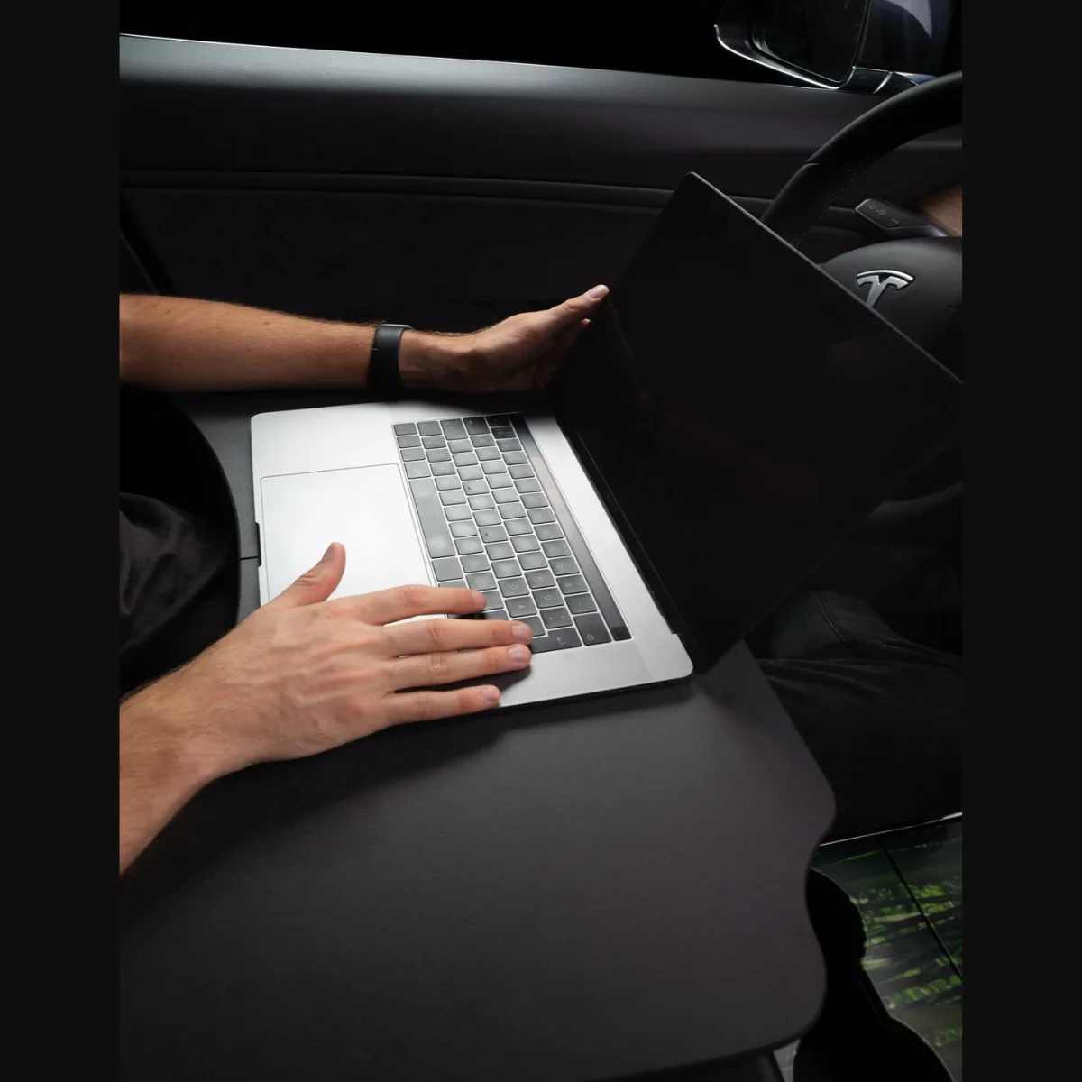 Laptoptafel Tesla Model Y - Stuurtafel voor Nederland/België | Comfortabel & Praktisch - Image 3