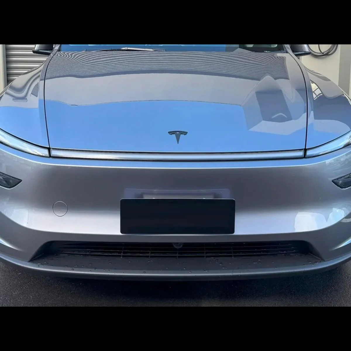 Tesla Model Y Logo Zwart Juniper - Image 4
