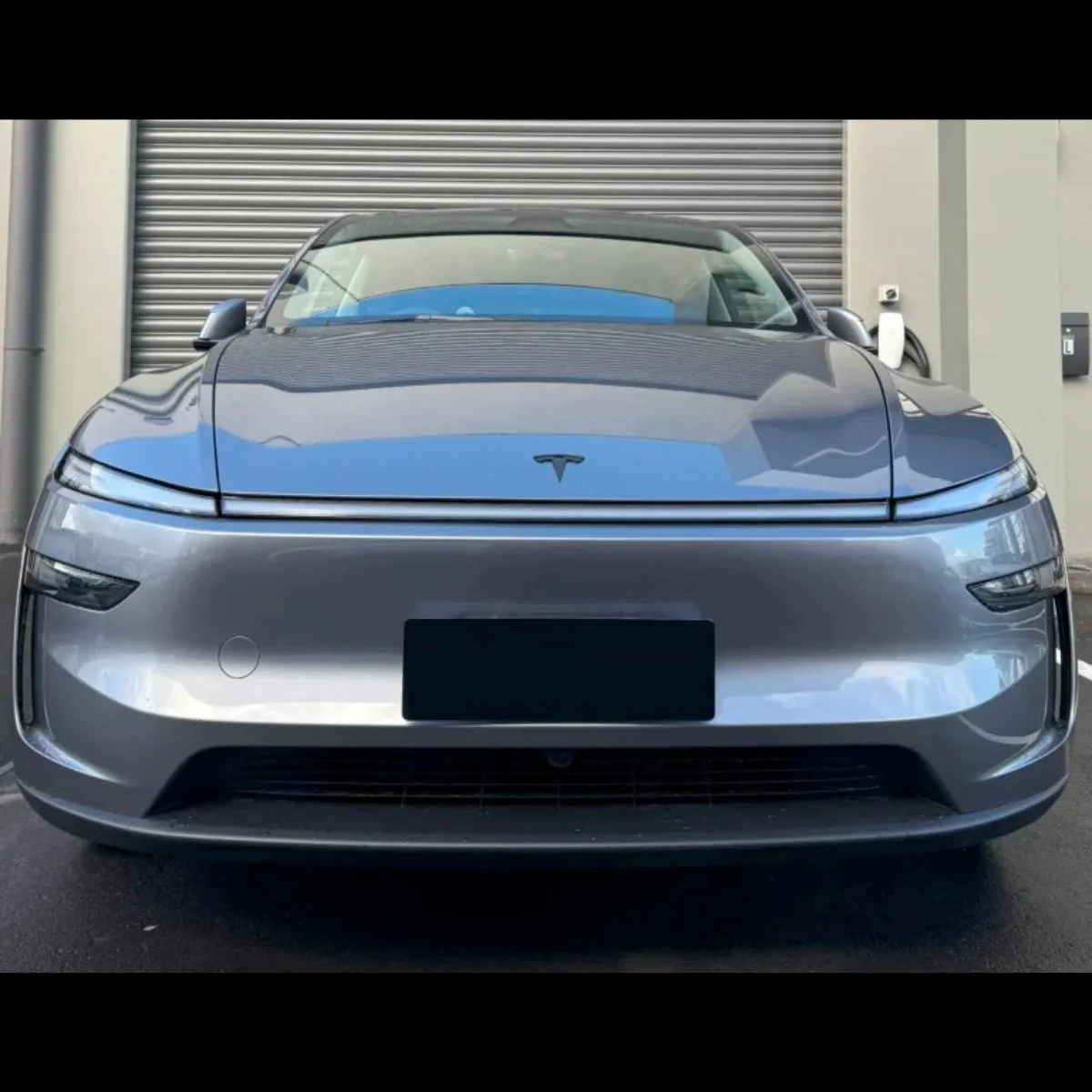 Tesla Model Y Logo Zwart Juniper - Image 6